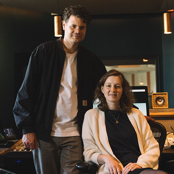 Jan-Oliver Lange und Elisa Fischer von Kampf der Künste schauen in die Kamera