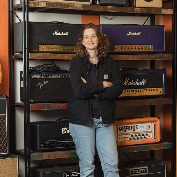 Elisa Fischer von Kampf der Künste steht vor Tonträgern