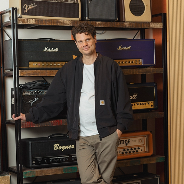 Jan-Oliver Lange von Kampf der Künste steht vor Tonträgern