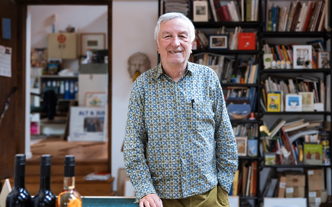 Cartoonist Peter Gaymann steht in seinem Studio