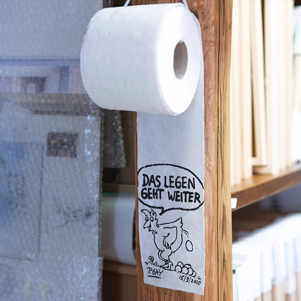 Eine Klopapierrolle mit einer Karikatur von Peter Gaymann