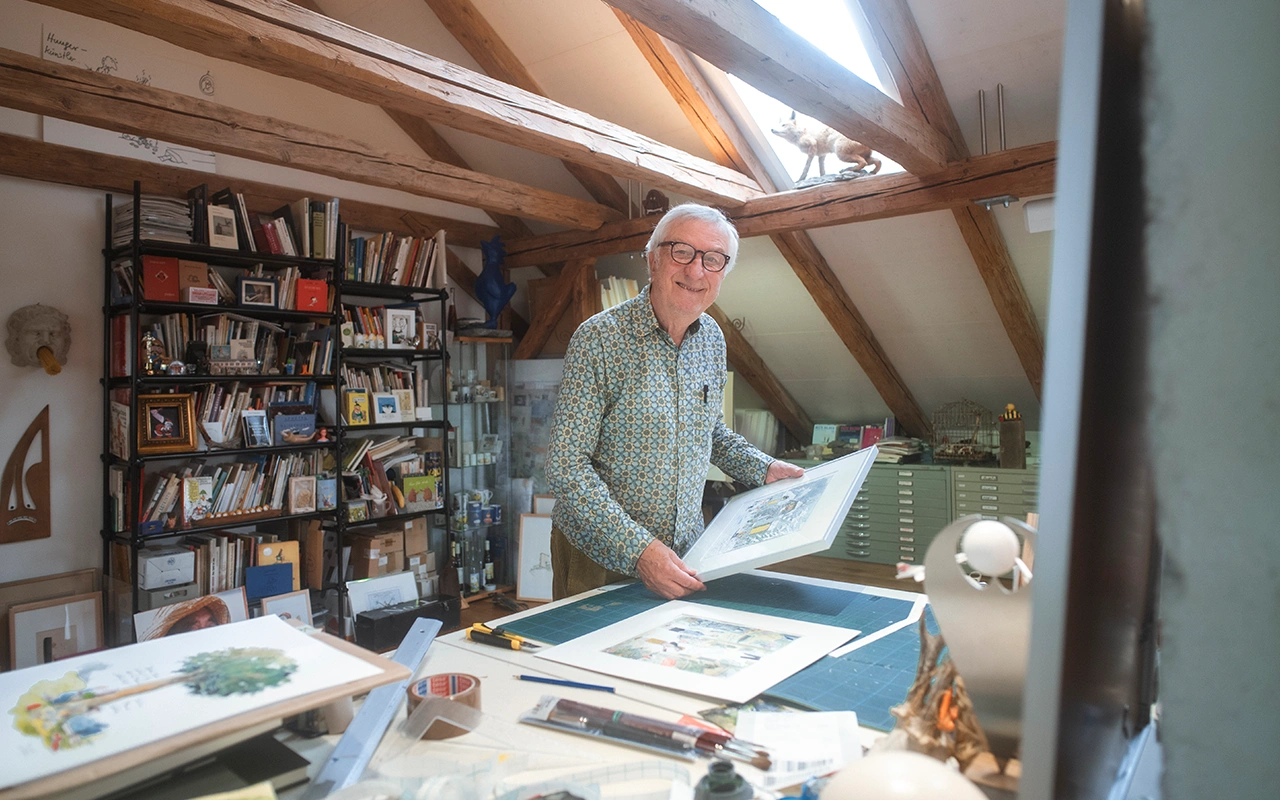 Cartoonist Peter Gaymann präsentiert stolz seine Werke