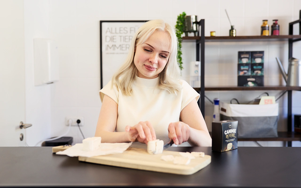 VEEZE Gründerin Anna Lessing schneidet veganen Käse