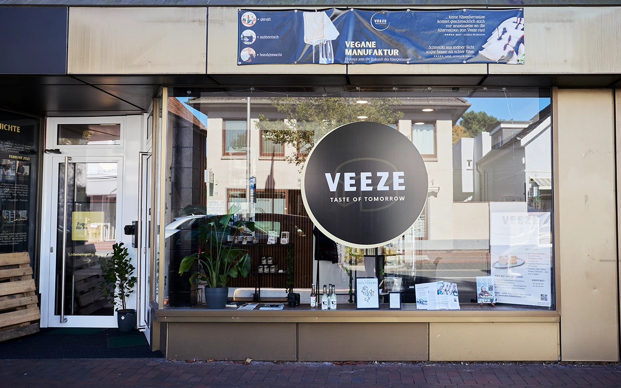 Frontansicht der veganen Käserei VEEZE in Oldenburg