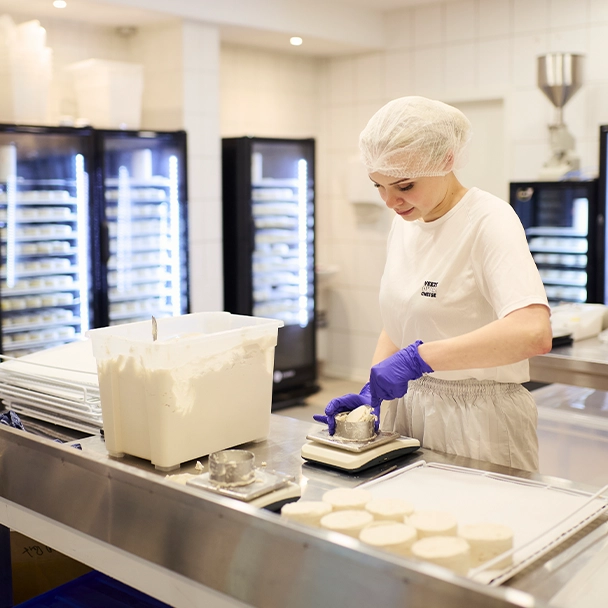 VEEZE Gründerin Anna Lessing bereitet veganen Käse zu