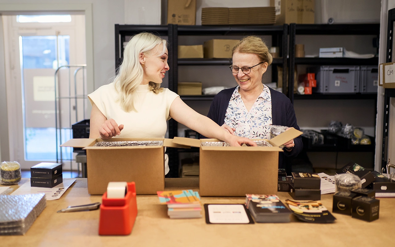 VEEZE Gründerin Anna Lessing arbeitet in ihrer veganen Käserei gemeinsam mit ihrer Mutter