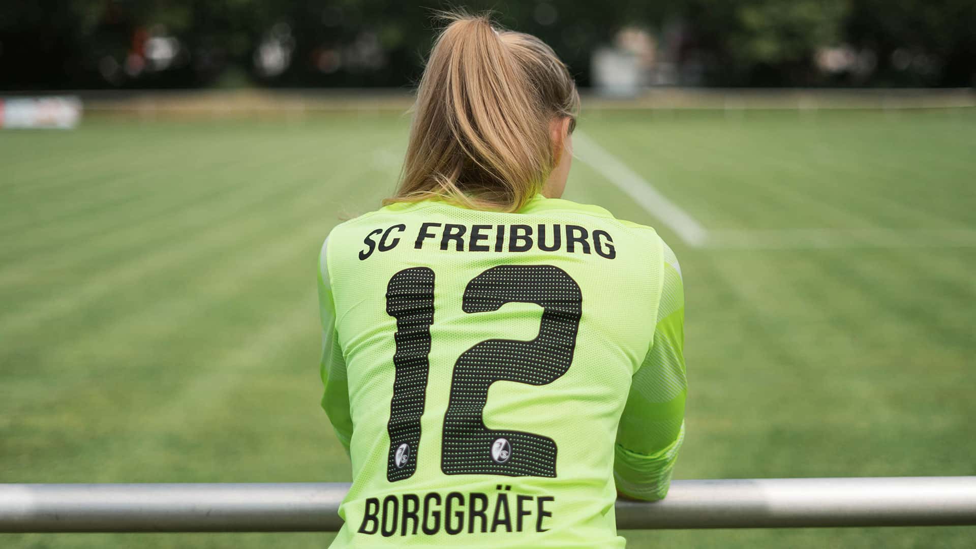 Rafaela Borggräfe steht an einem Geländer