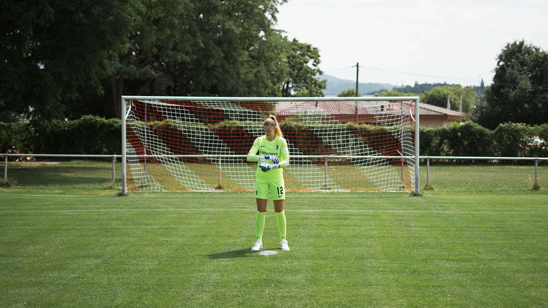 Raphaela Borggräfe auf dem Fußballfeld vor dem Tor