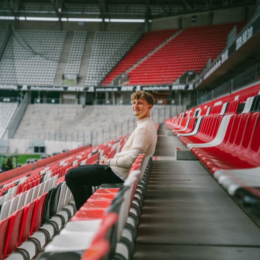 Yannik Keitel sitzt im Zuschauerraum des Stadions