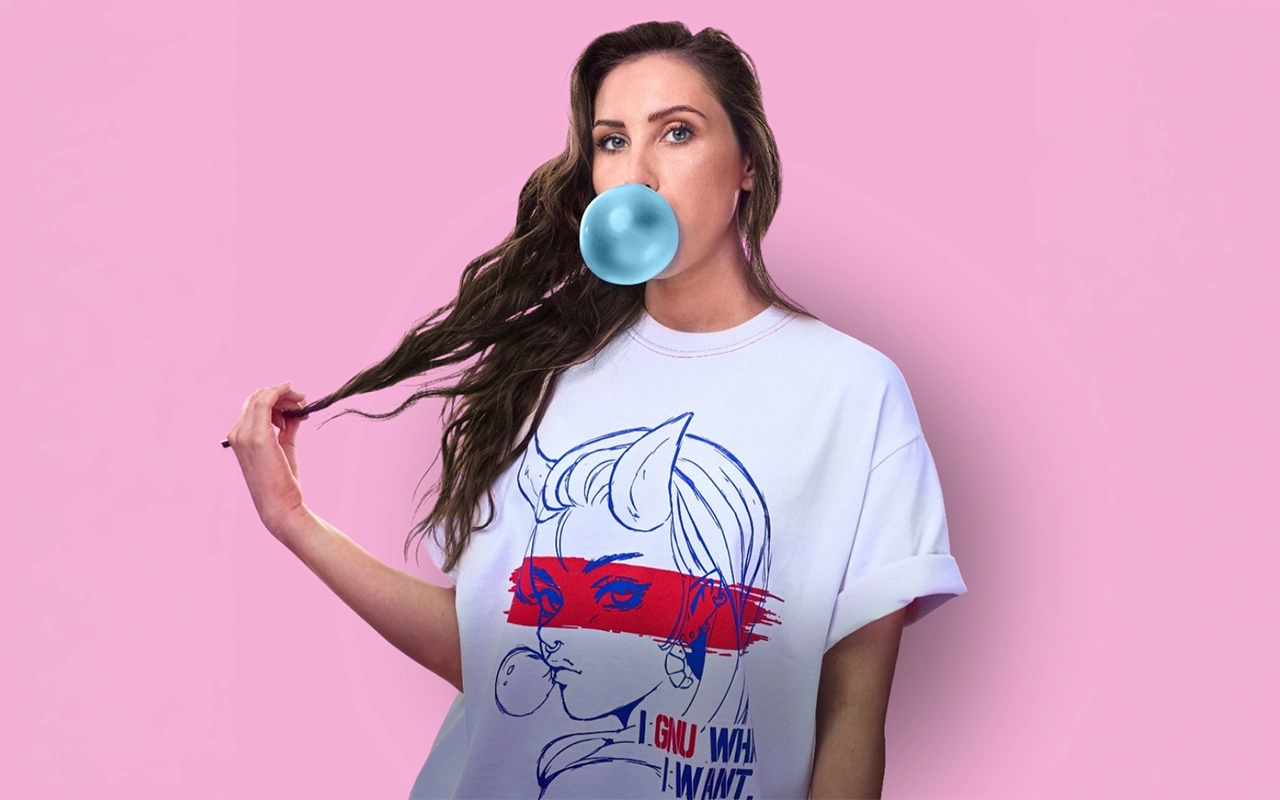 Gamerin Jasmin Gnu posiert in ihrem Merch