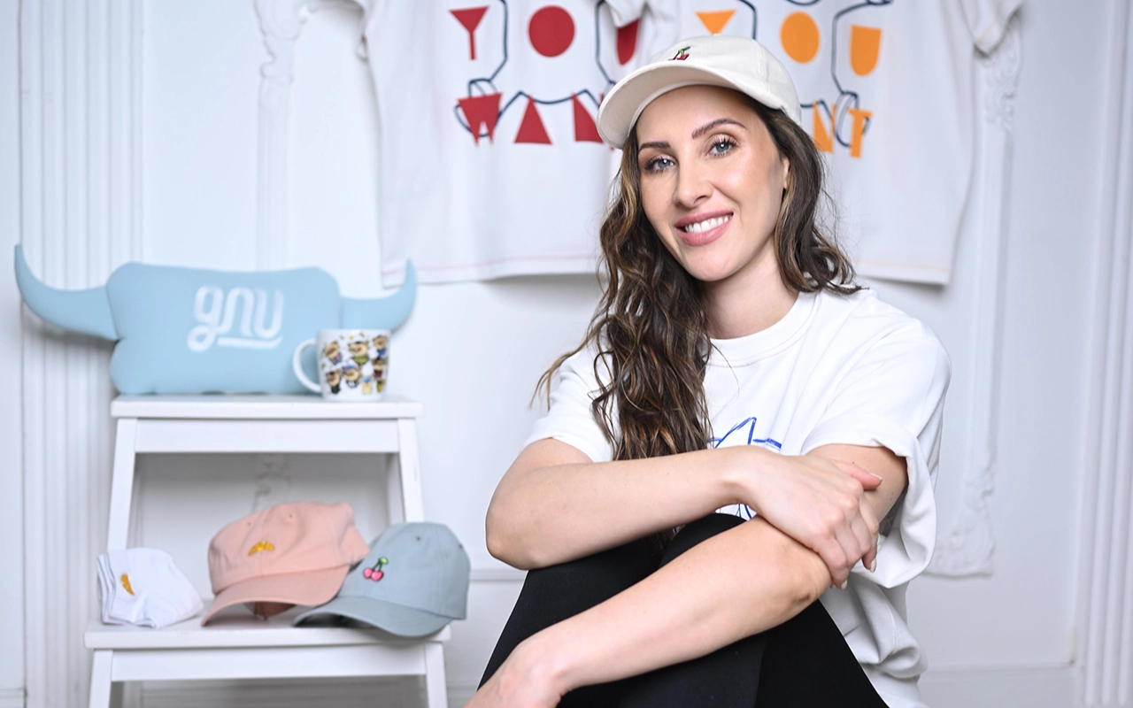 Jasmin Gnu mit ihrem Gnu-Merch