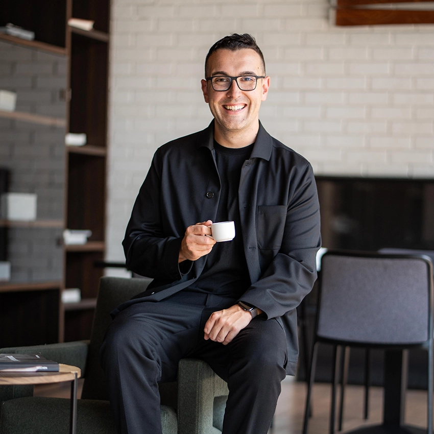 Steuerfabi mit seiner Espressotasse