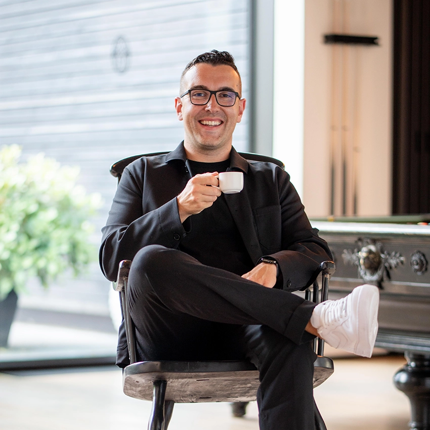 Steuerfabi mit seiner Espressotasse