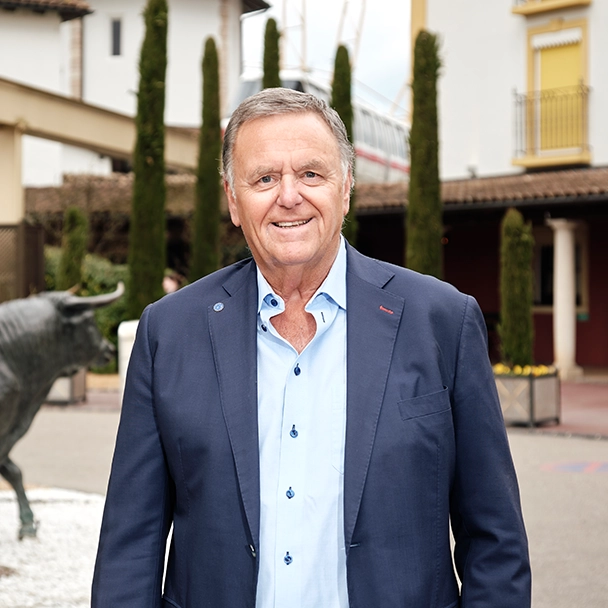 Roland Mack vor dem Europapark-Hotel El Andaluz