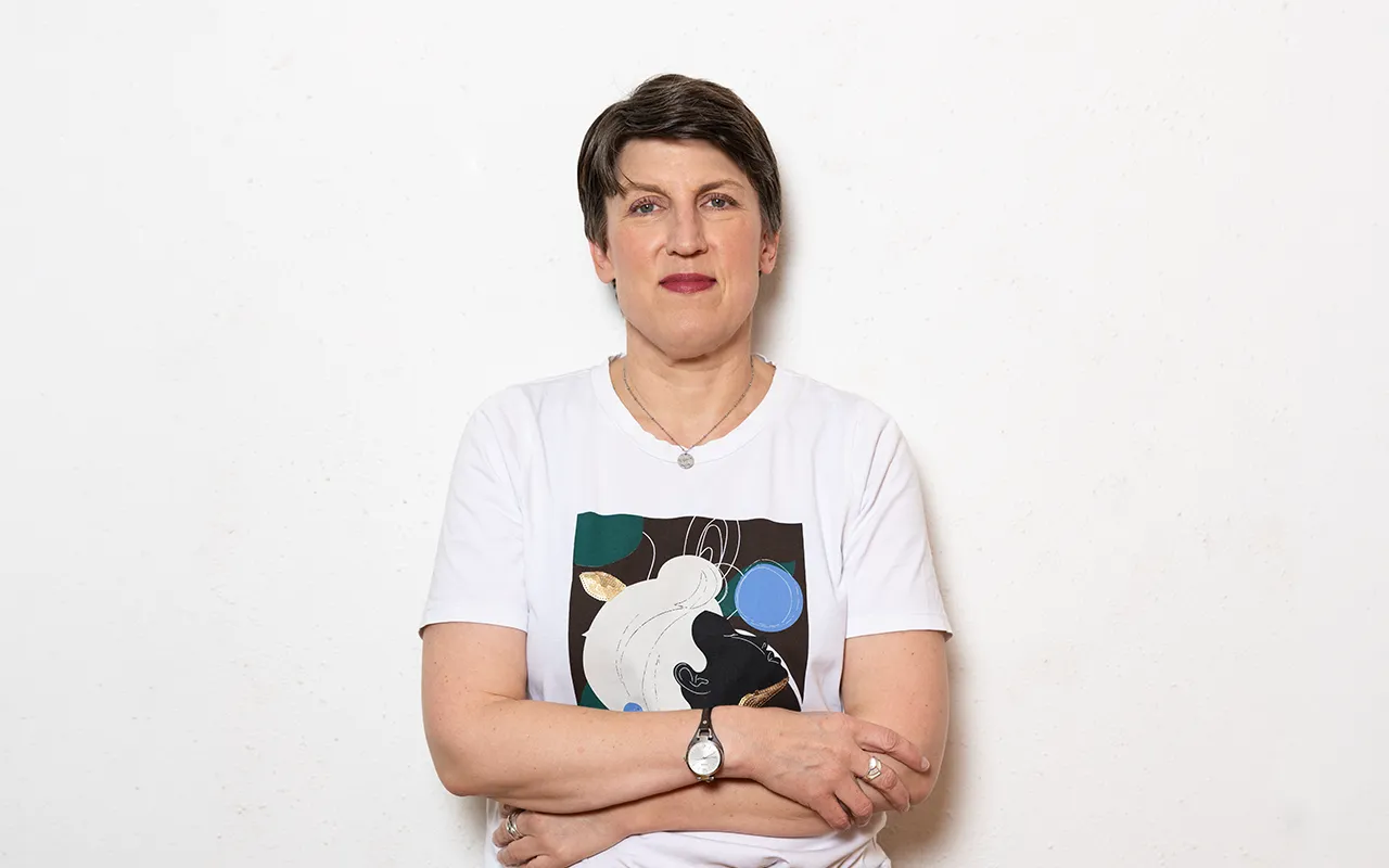 Angela Harde vor weißem Hintergrund