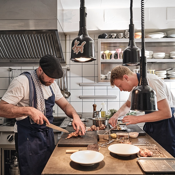 Yannik Spielmann und Nico Heuer beim Kochen