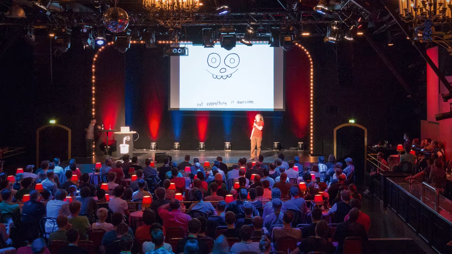 Speaker auf Bühne vor Publikum - Beitragsbild von Lexware Tell Your Story