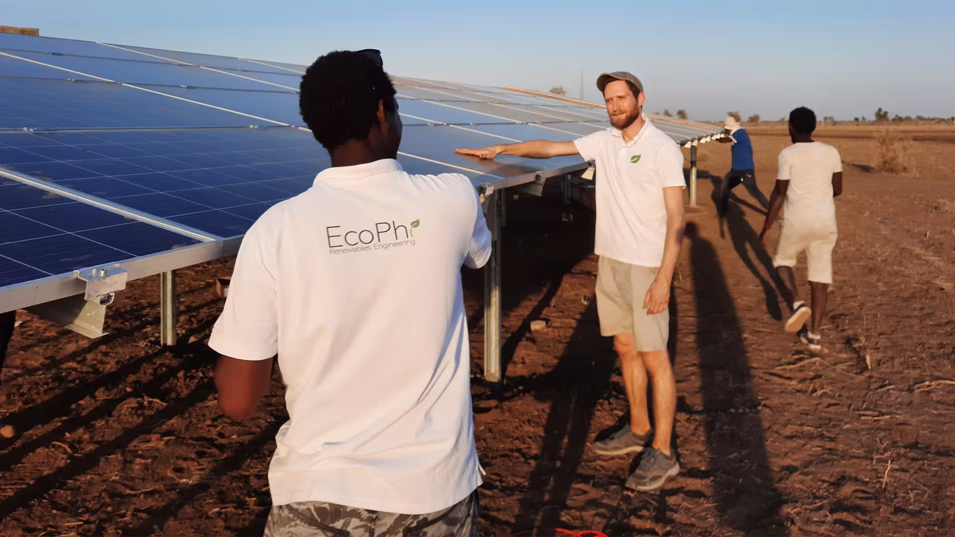 Die beiden Gründer von EcoPhi vor Boden-Solaranlage in Afrika - Beitragsbild von Lexware Tell Your Story