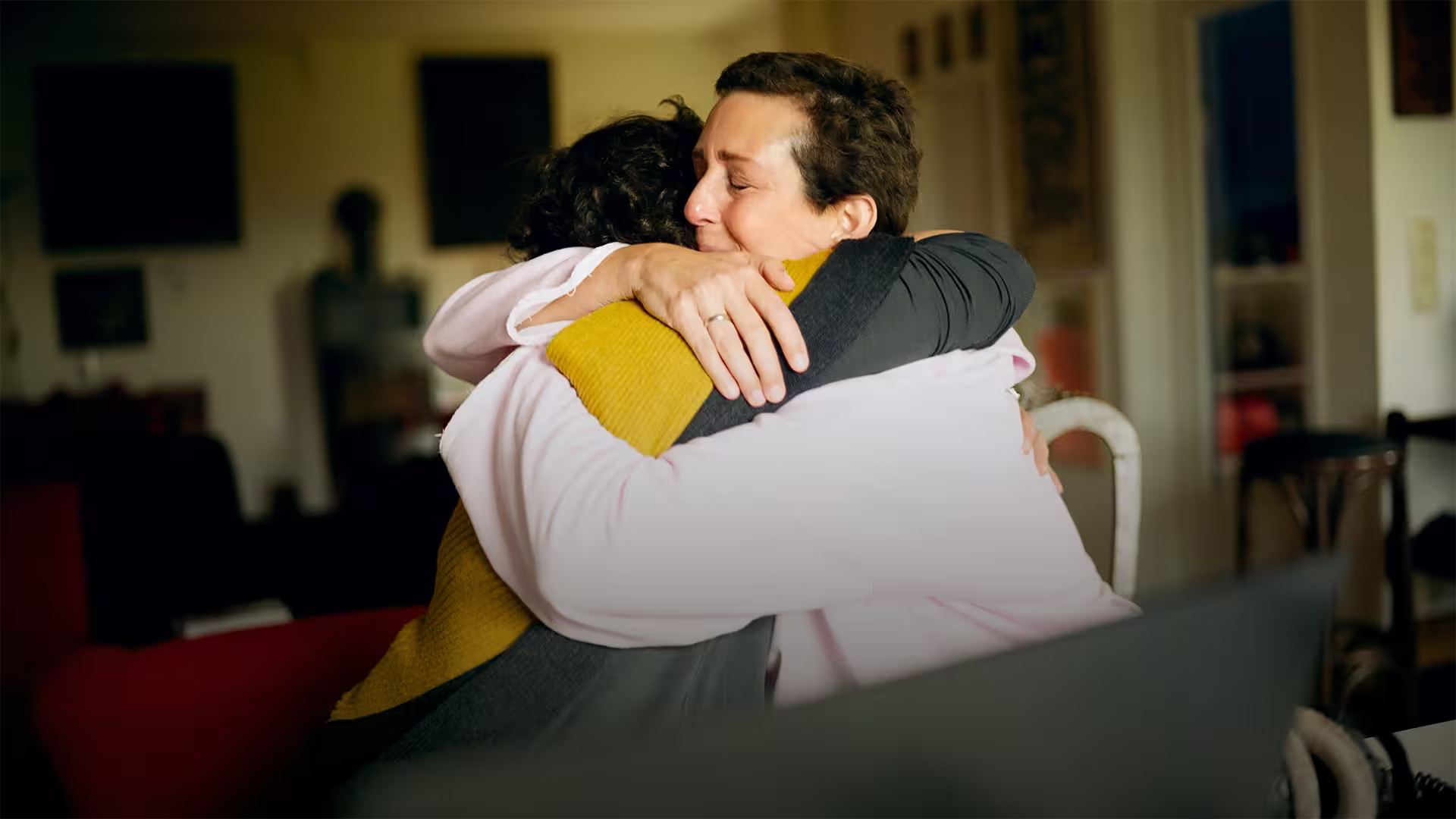 Zwei Frauen, die sich umarmen - Beitragsbild von Lexware Tell Your Story