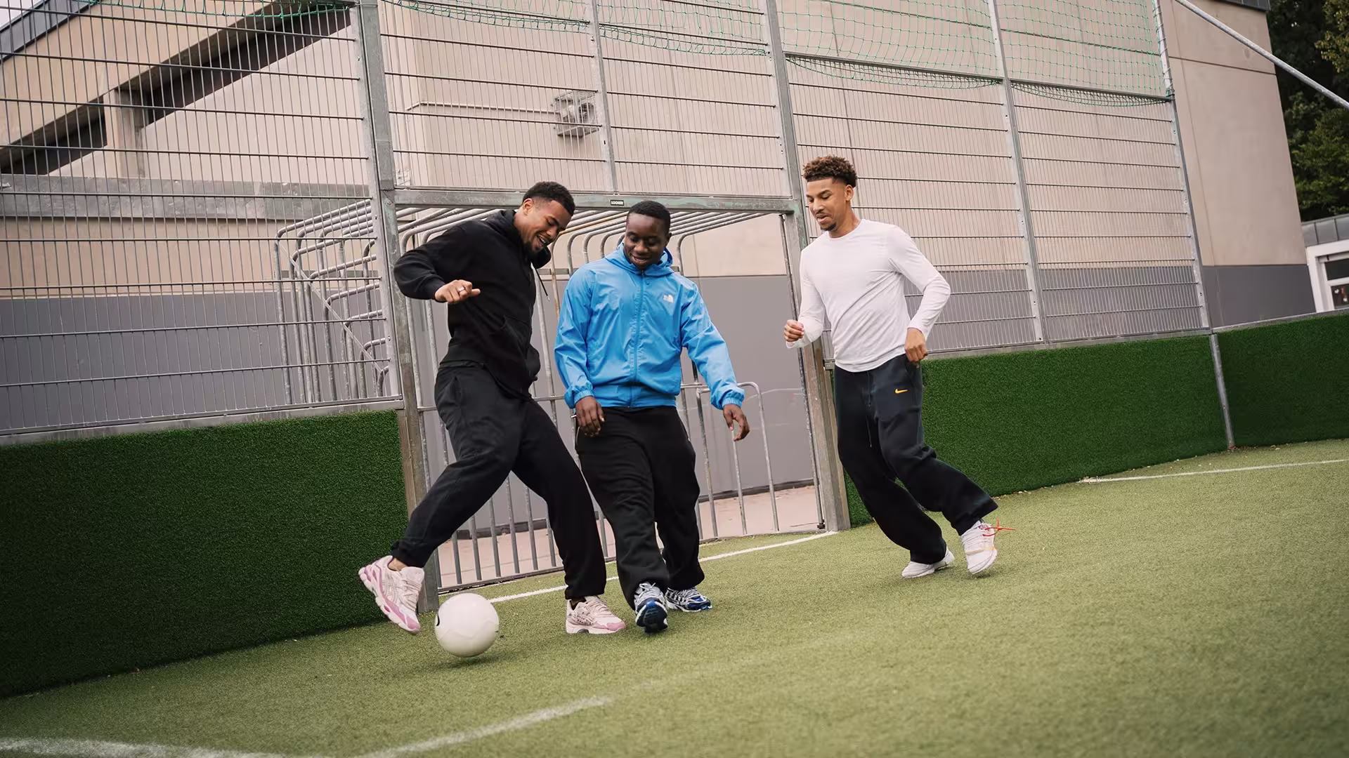Noah Atubolu kickt einen Fußball