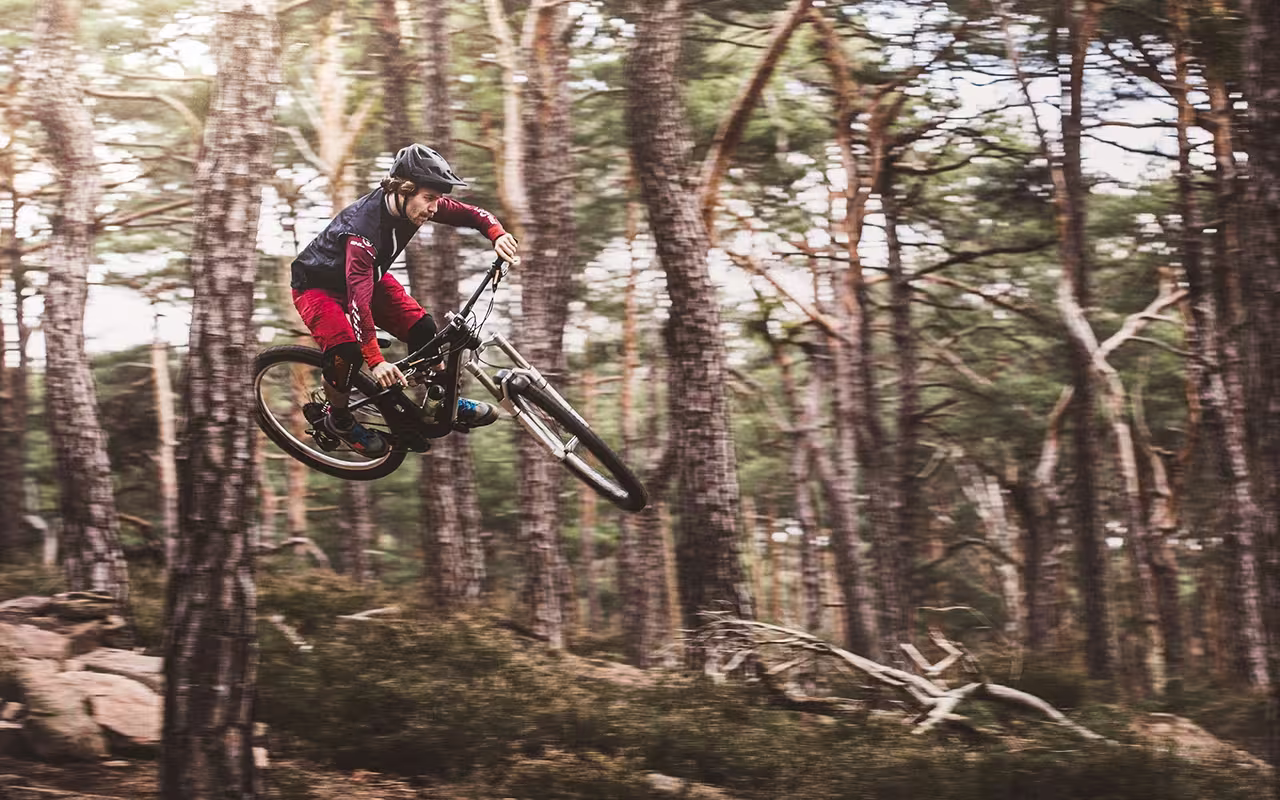 Downhiller auf Mountainbike beim Sprung in der Luft- Beitragsbild von Lexware Tell Your Story