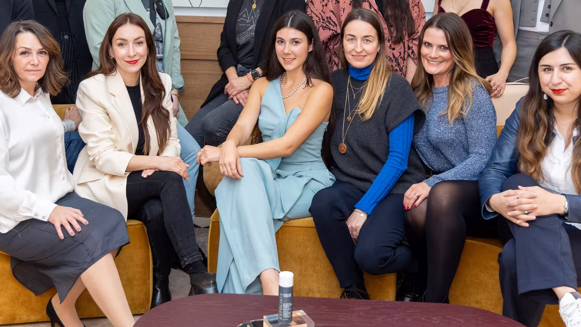 Mehrere Frauen sitzen auf einer großen Couch