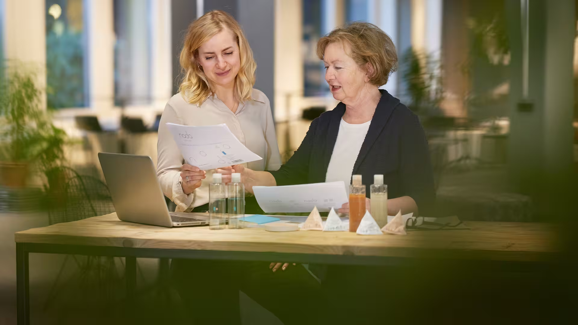 Melissa Spoden, Gründerin von nada - simply care, und ihre Mutter an einem Tisch bei der Arbeit - Beitragsbild von Lexware Tell Your Story