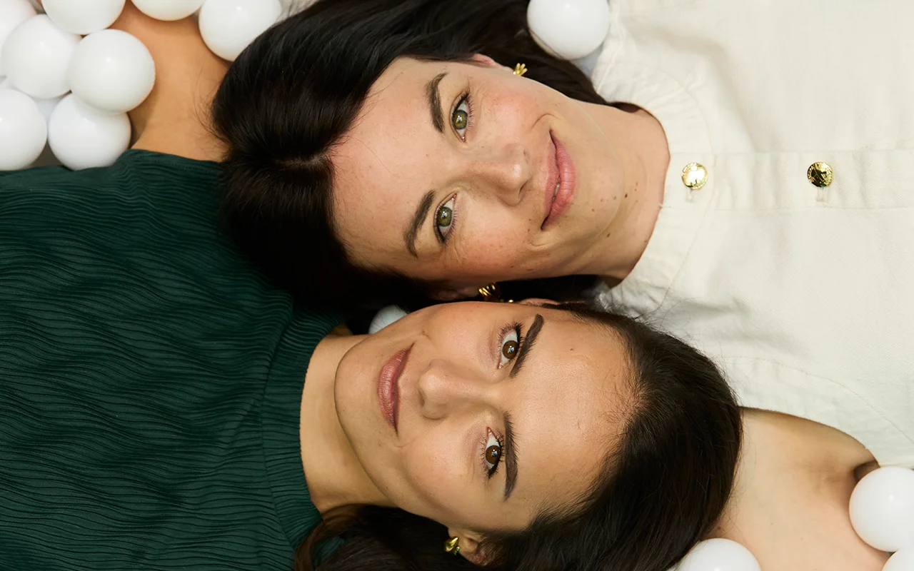 Die Fyrce Care Gründerinnen Johanna und Lisa Maria in einem Bällebad