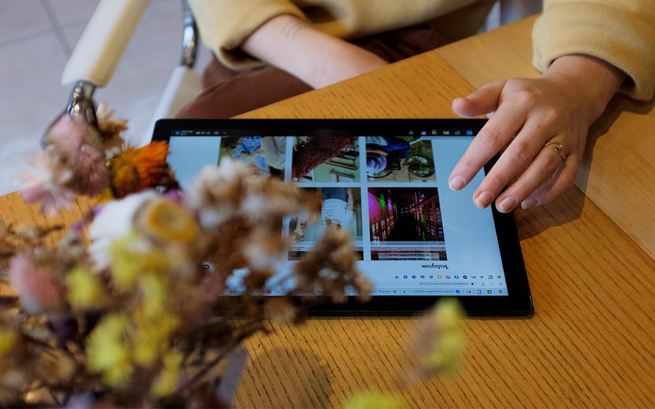 Verena Fitzgerald am Tablet - Beitragsbild von Lexware Tell Your Story