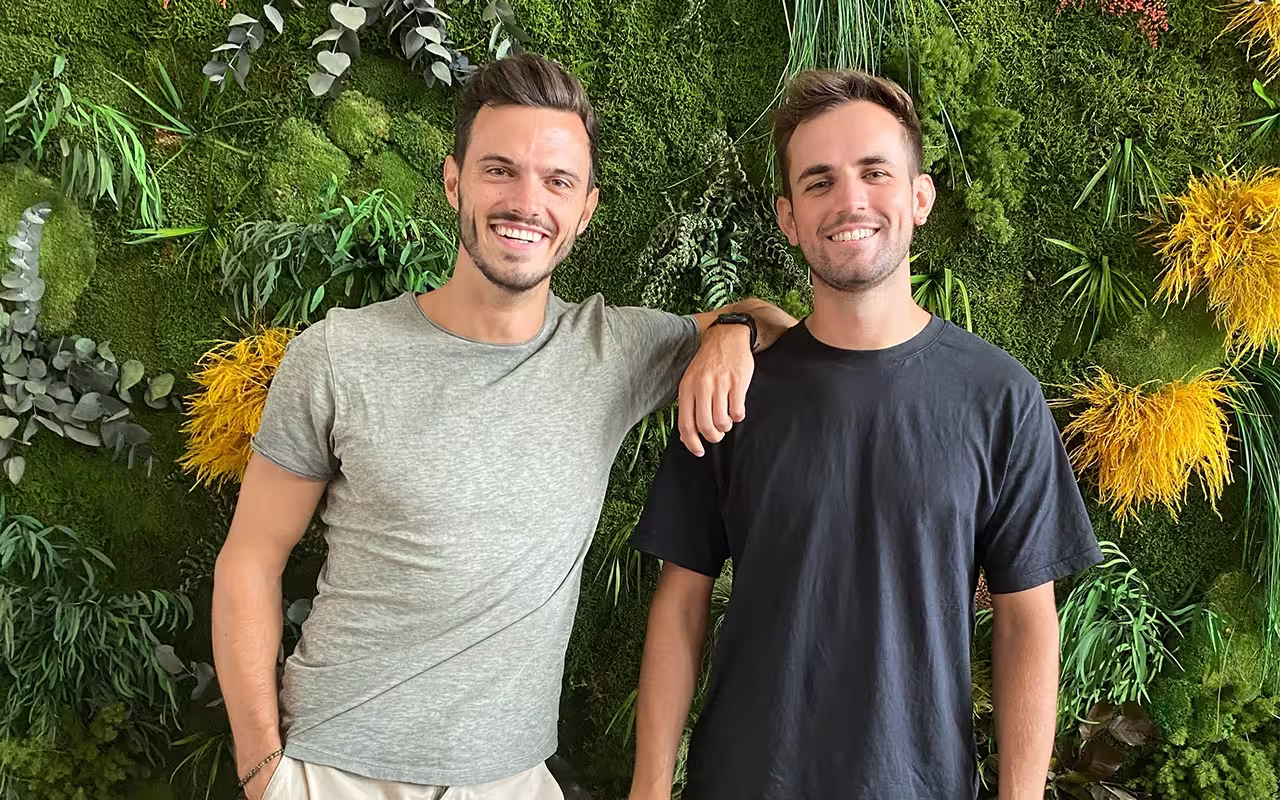 Nils Lohmann und Alex Haufschild, die Gründer von socialbnb