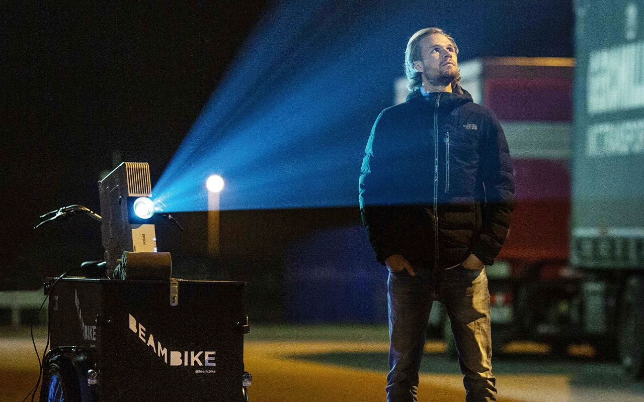 Jonas steht neben seinem Beambike und schaut nach oben.
