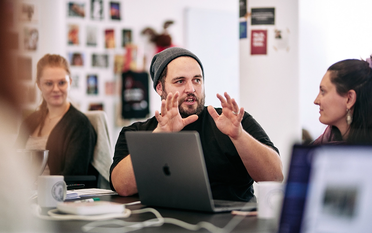 Personen während einer Besprechung- Beitragsbild von Lexware Tell Your Story