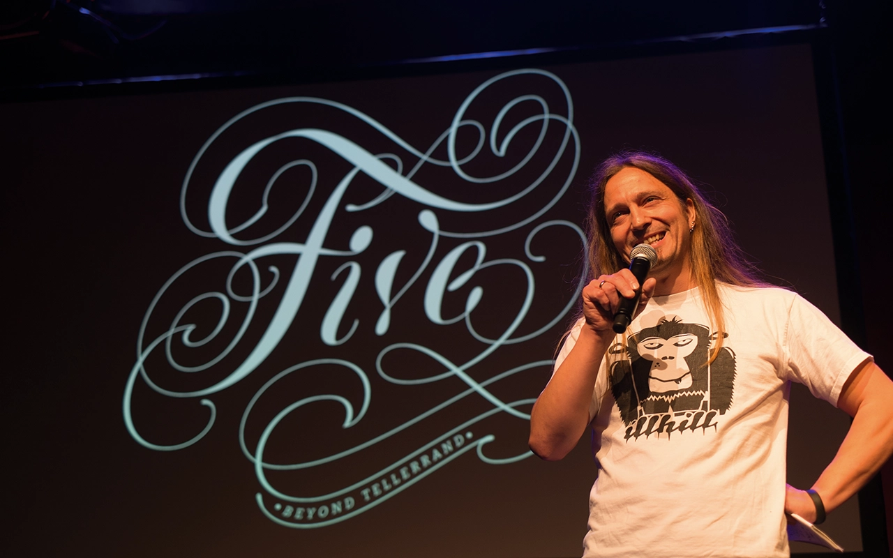 Marc Thiele auf der Bühne- Beitragsbild von Lexware Tell Your Story