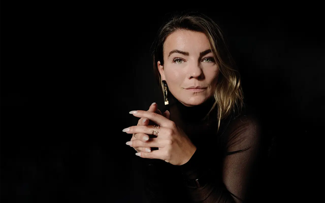 Portrait von Dajana vor schwarzem Hintergrund - Beitragsbild von Lexware Tell Your Story