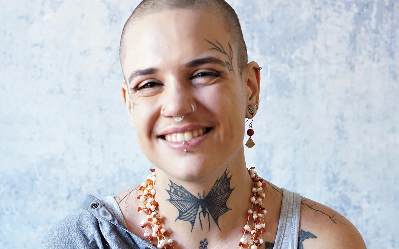 Portrait von Beccs vor graumen Hintergrund - Beitragsbild von Lexware Tell Your Story