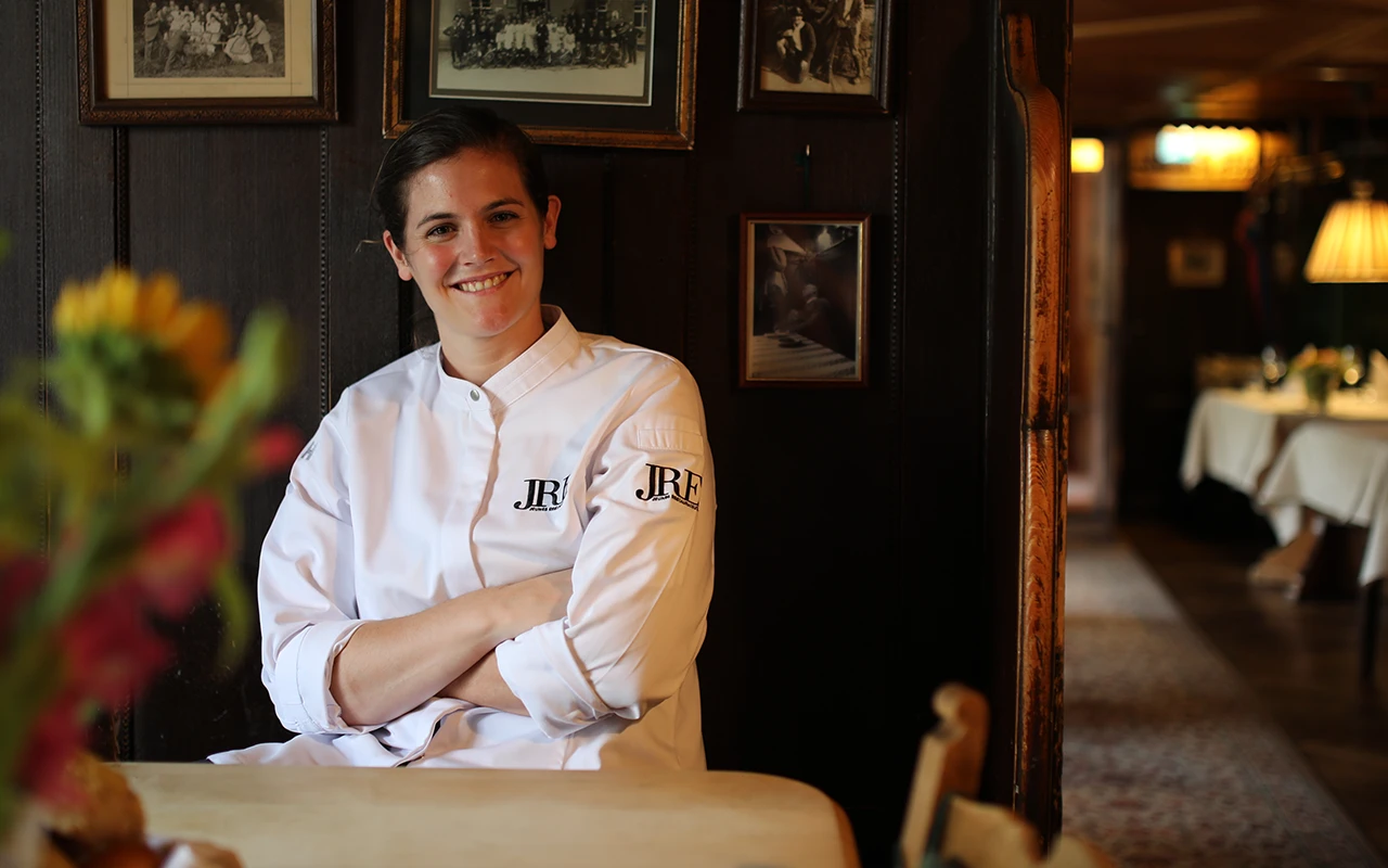 Viktoria sitzt in ihrem Hotel und lacht - Beitragsbild von Lexware Tell Your Story