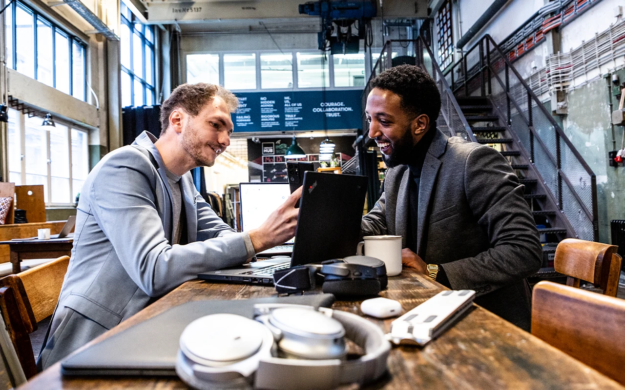 Yannic Maurer und Paulos Mesghina bei der Arbeit im Co-Working-Space in ihrer Start-up-Heimat in Stuttgart - Beitragsbild von Lexware Tell Your Story