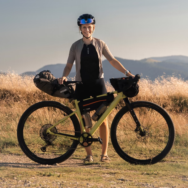 Wiebke mit Gravelbike vor Bergpanorama
