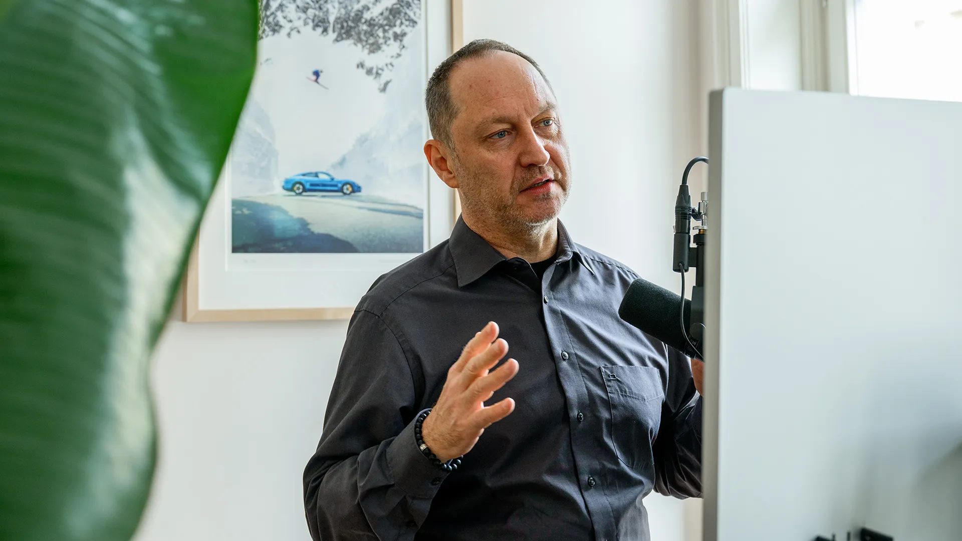 Dr. Jörg Storm nimmt einen Podcast auf.