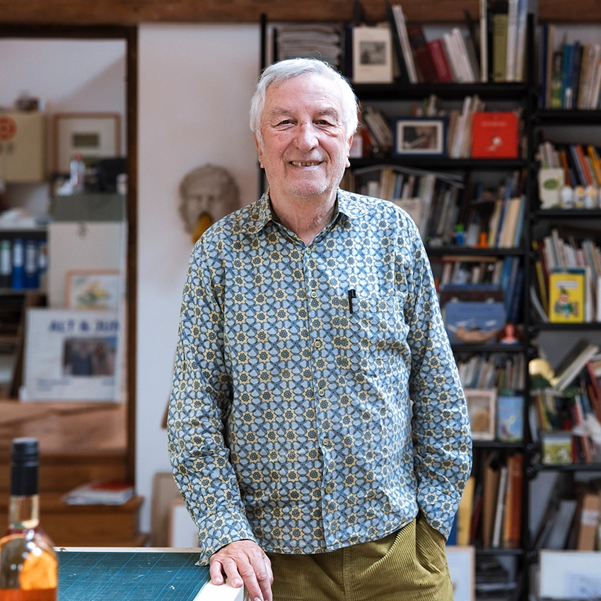 Cartoonist Peter Gaymann steht in seinem Studio