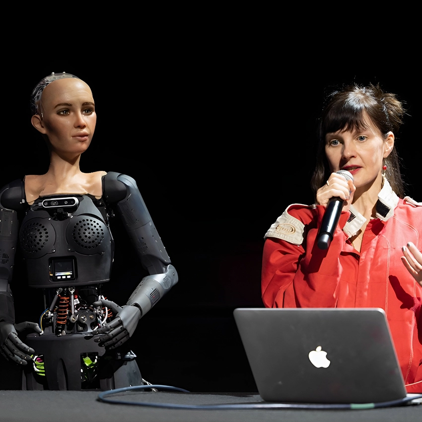 Jovanka von Wilsdorf mit Sophia the Robot auf einer Bühne