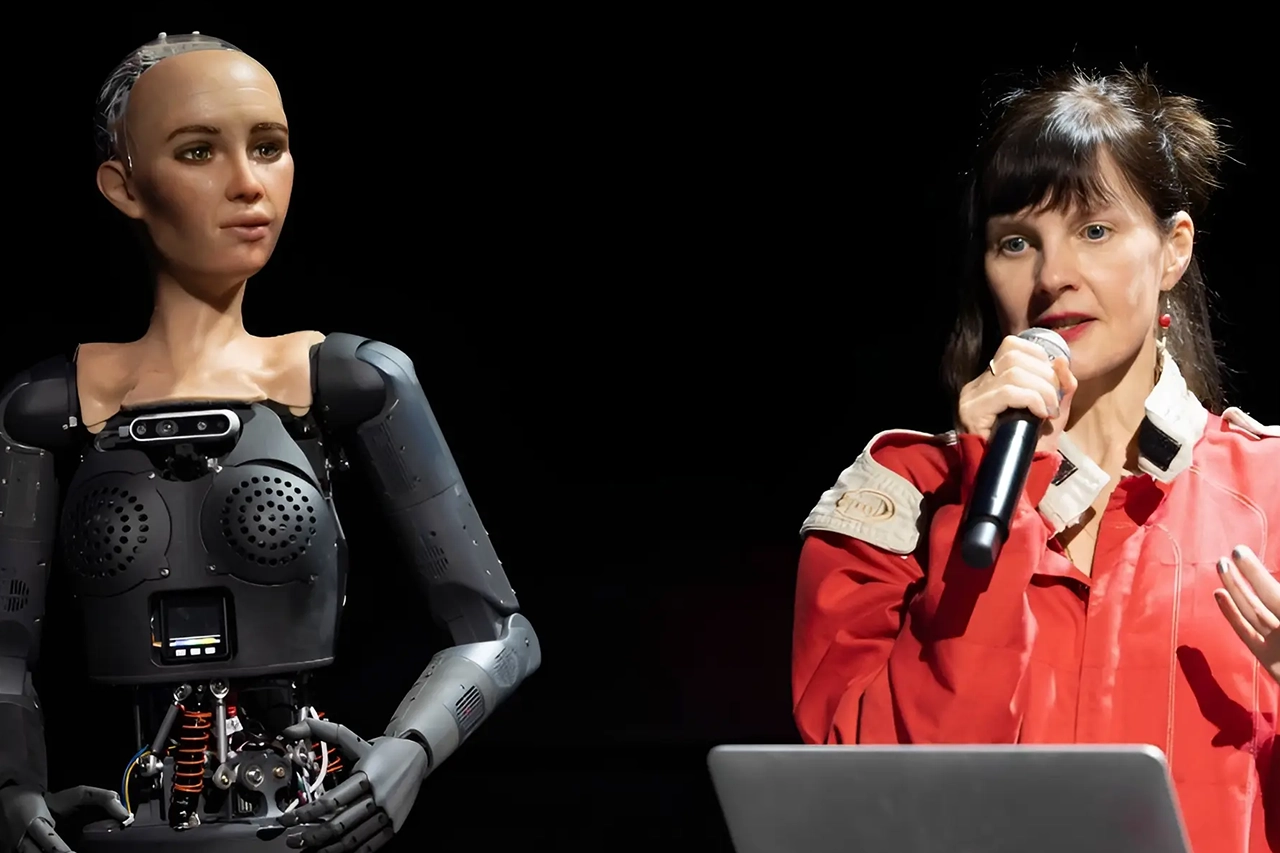 Jovanka von Wilsdorf mit Sophia the Robot auf einer Bühne