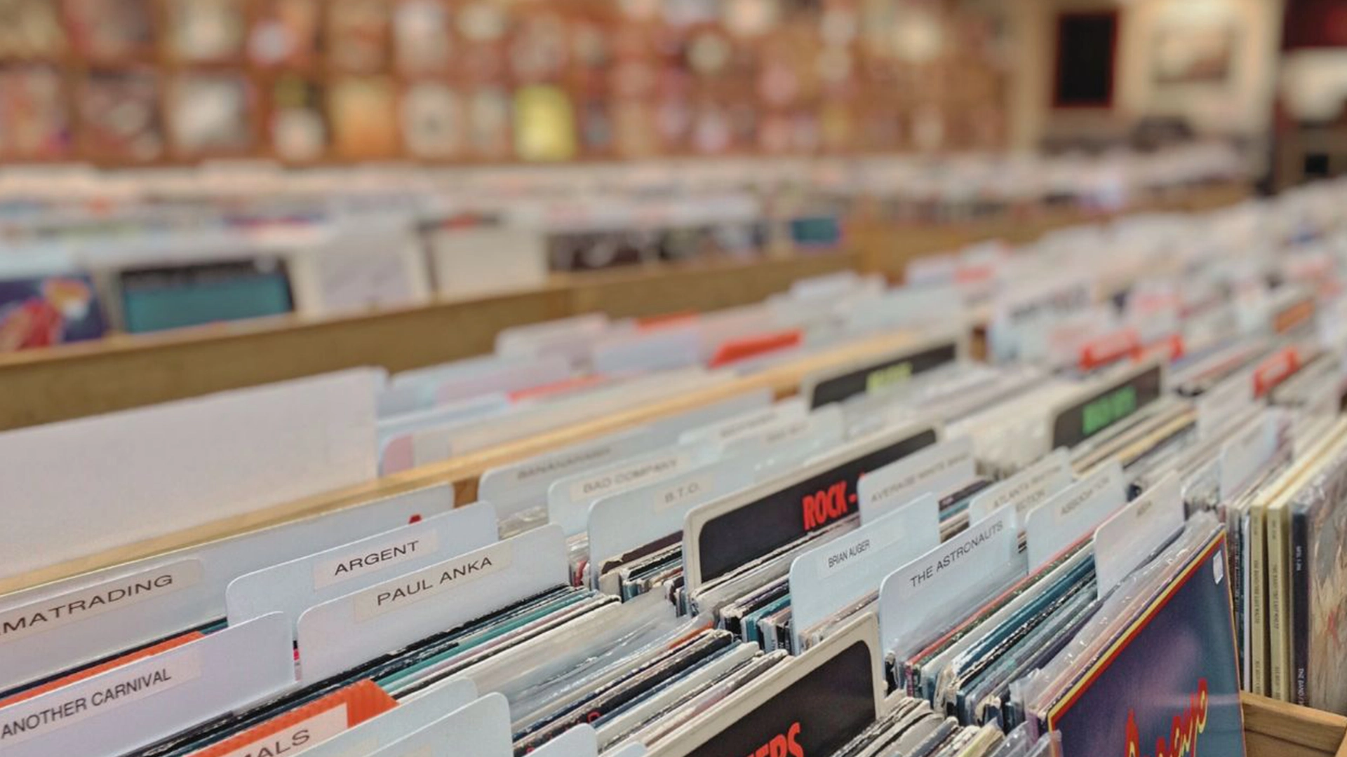 Vinyl-Schallplaten in einem Musikgeschäft. Copyright WOKANDAPIX von pixabay.com.