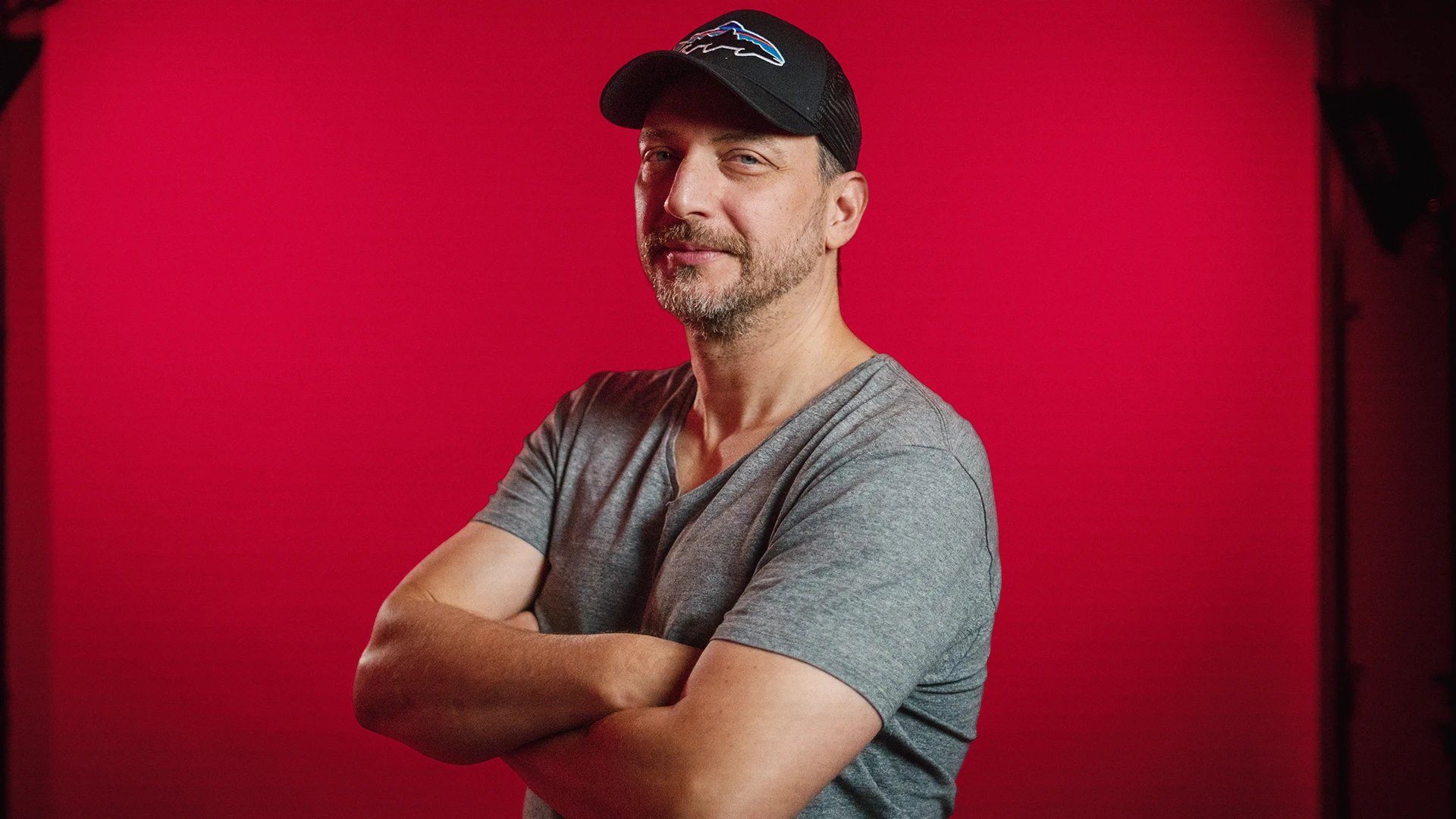 Max Salomon trägt eine Mütze und lächelt in die Kamera