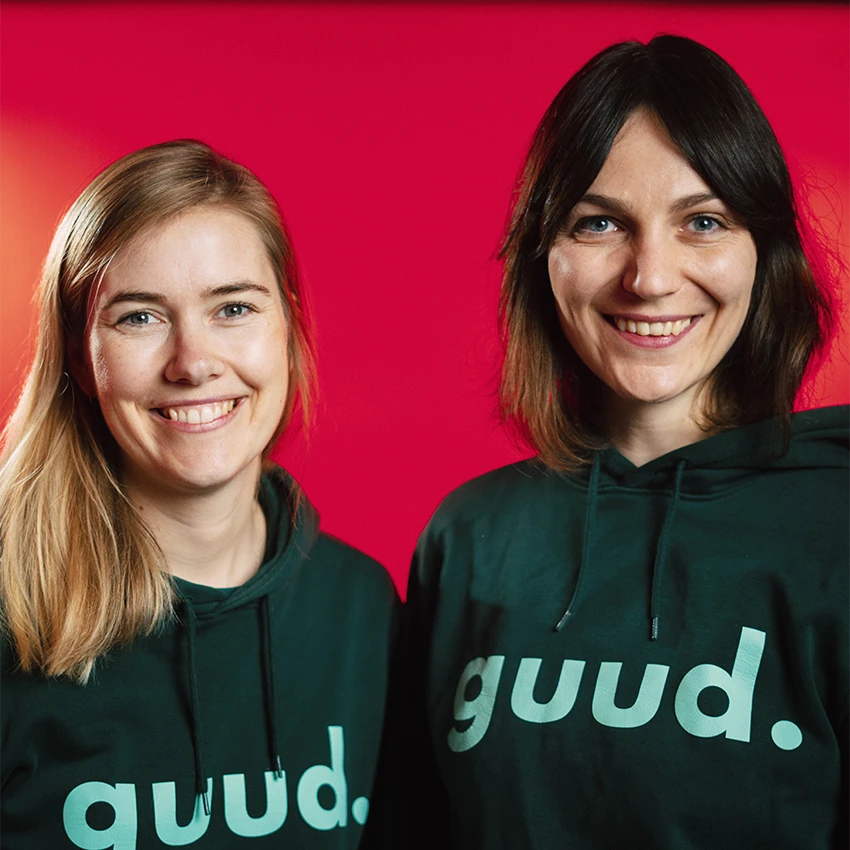 Die Gründerinnen von guud Alina und Susanna lächeln in die Kamera.