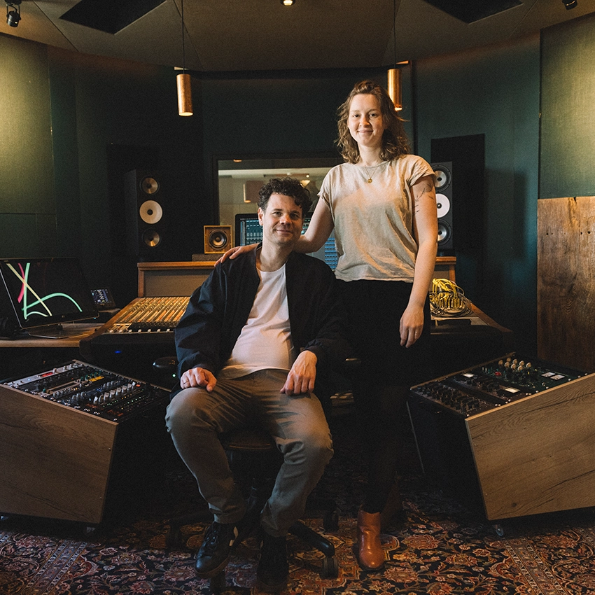 Jan-Oliver Lange und Elisa Fischer von Kampf der Künste in einem Studio