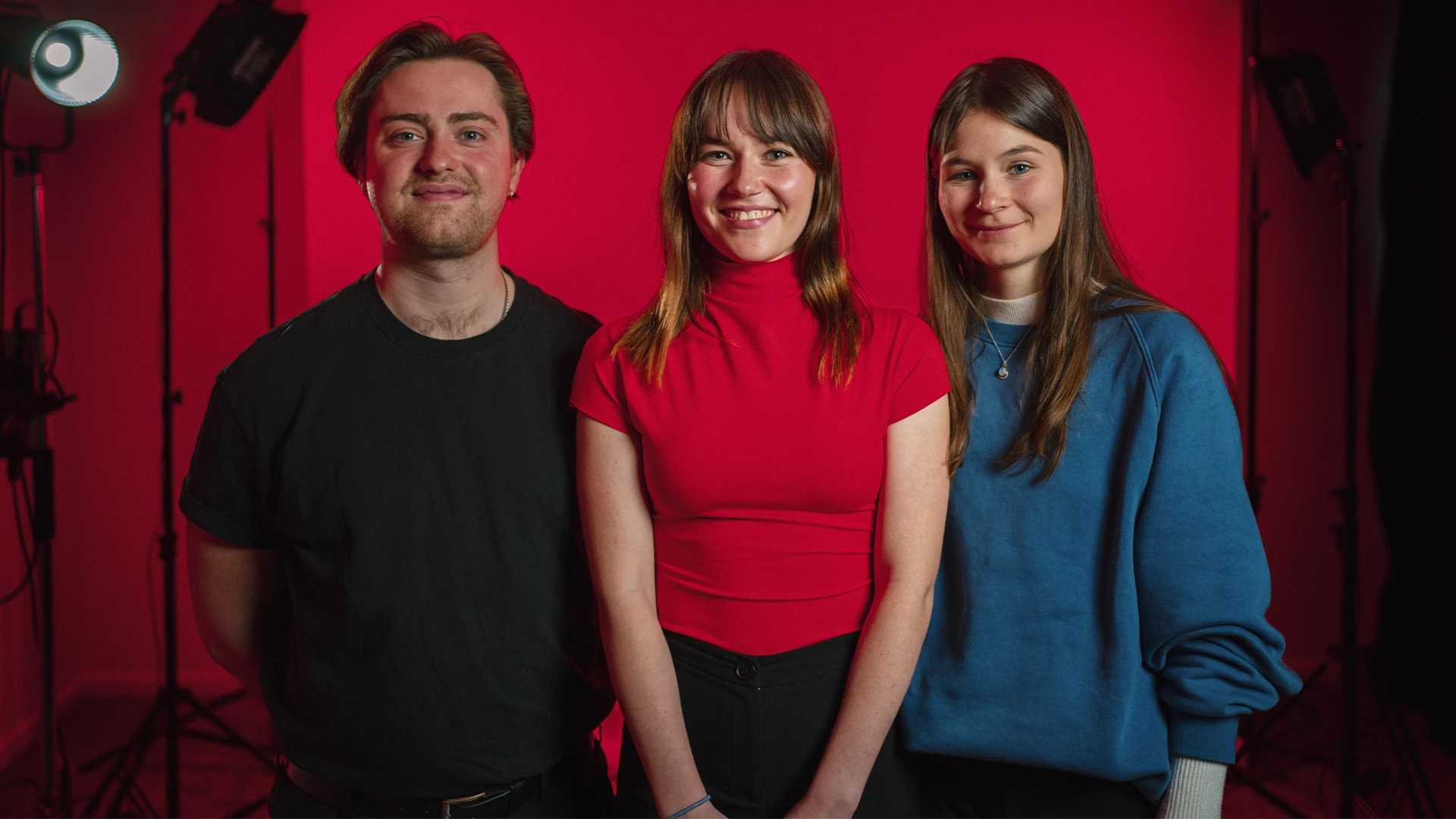 Die Gründer Lena, Elena und Ludwig von Fiberflow lächeln in die Kamera.