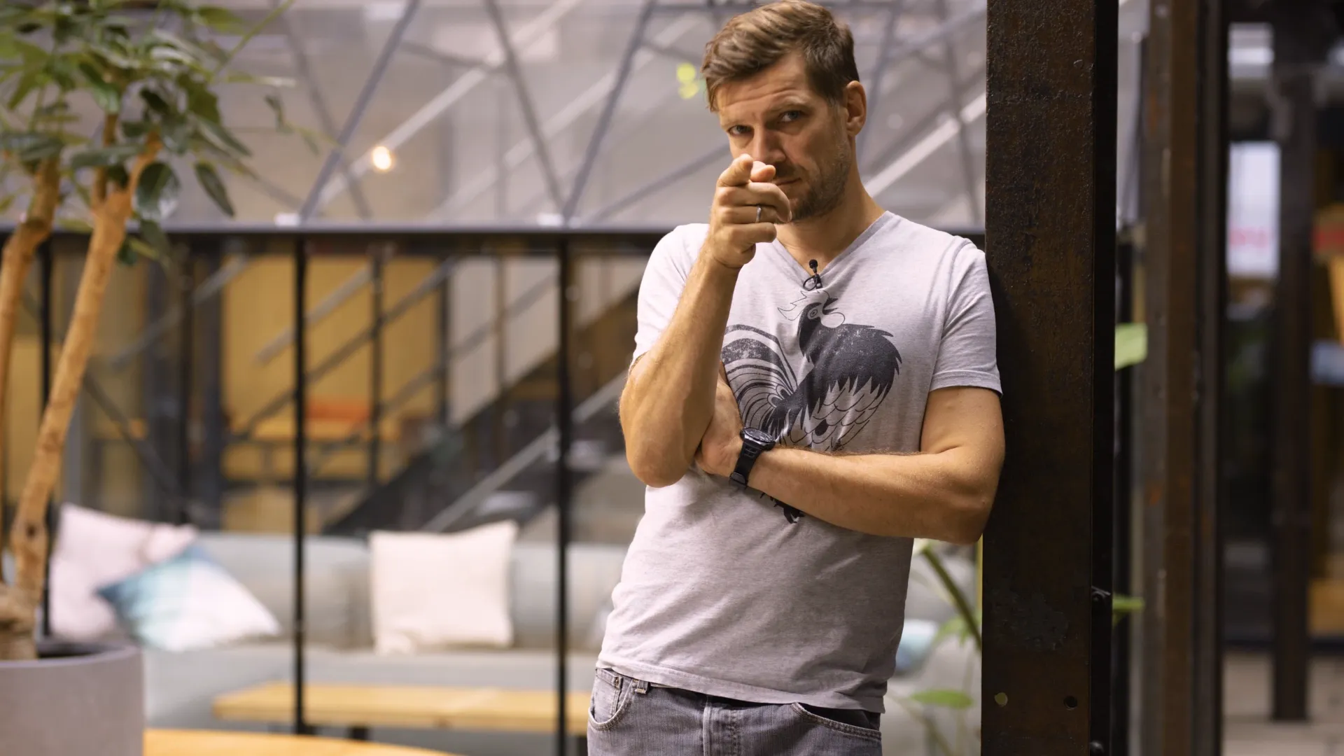 Andreas Schmucker von WEtell zeigt in die Kamera