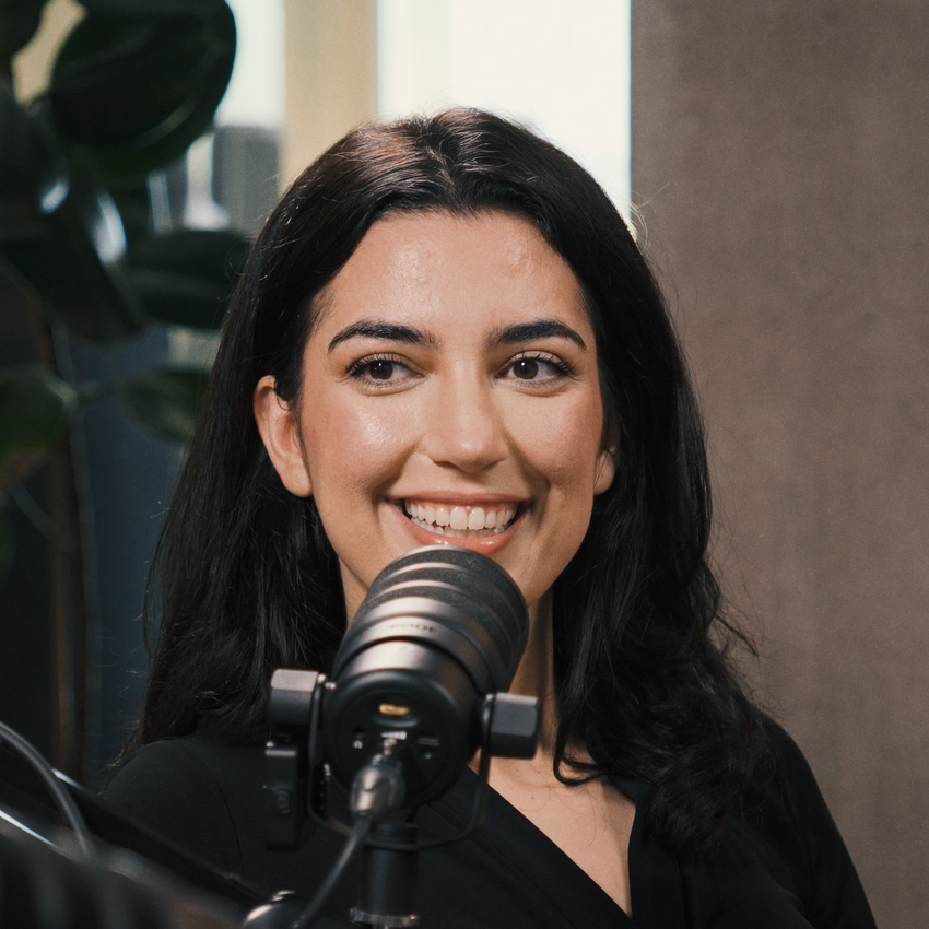 Aya Jaff lächelt im Podcaststudio