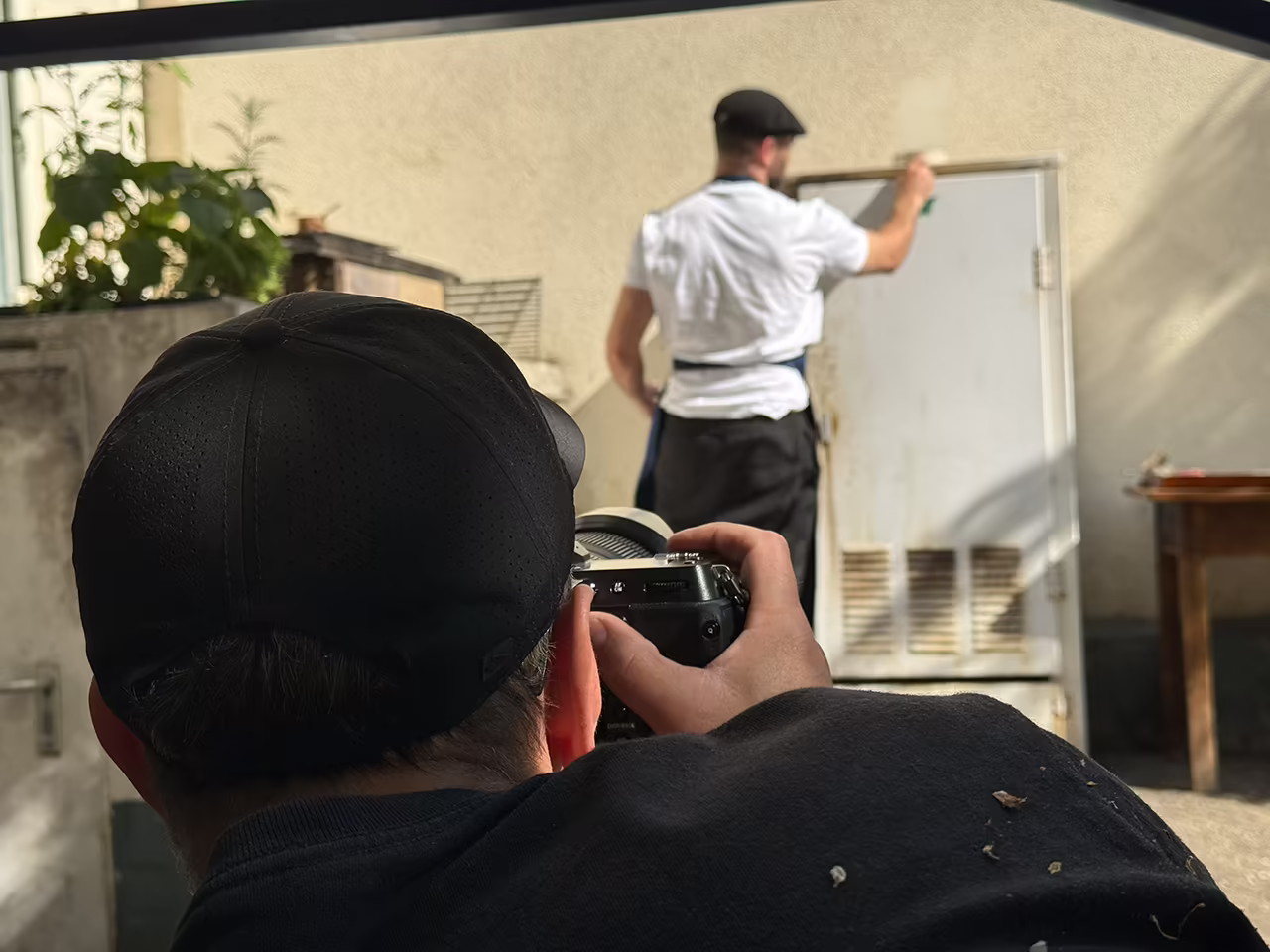 Über Christoph Dueppers Schulter: Er fotografiert einen Mann.